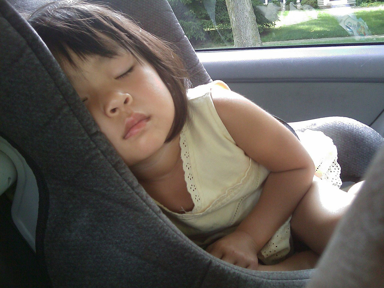 車内で昼寝する子供